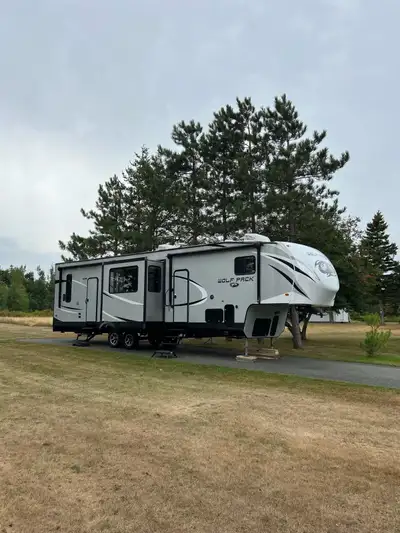 2017 Toy Hauler Forest River Wolfpack 325 40´ 5th wheel. Only 1 owner Special order Built in generat...