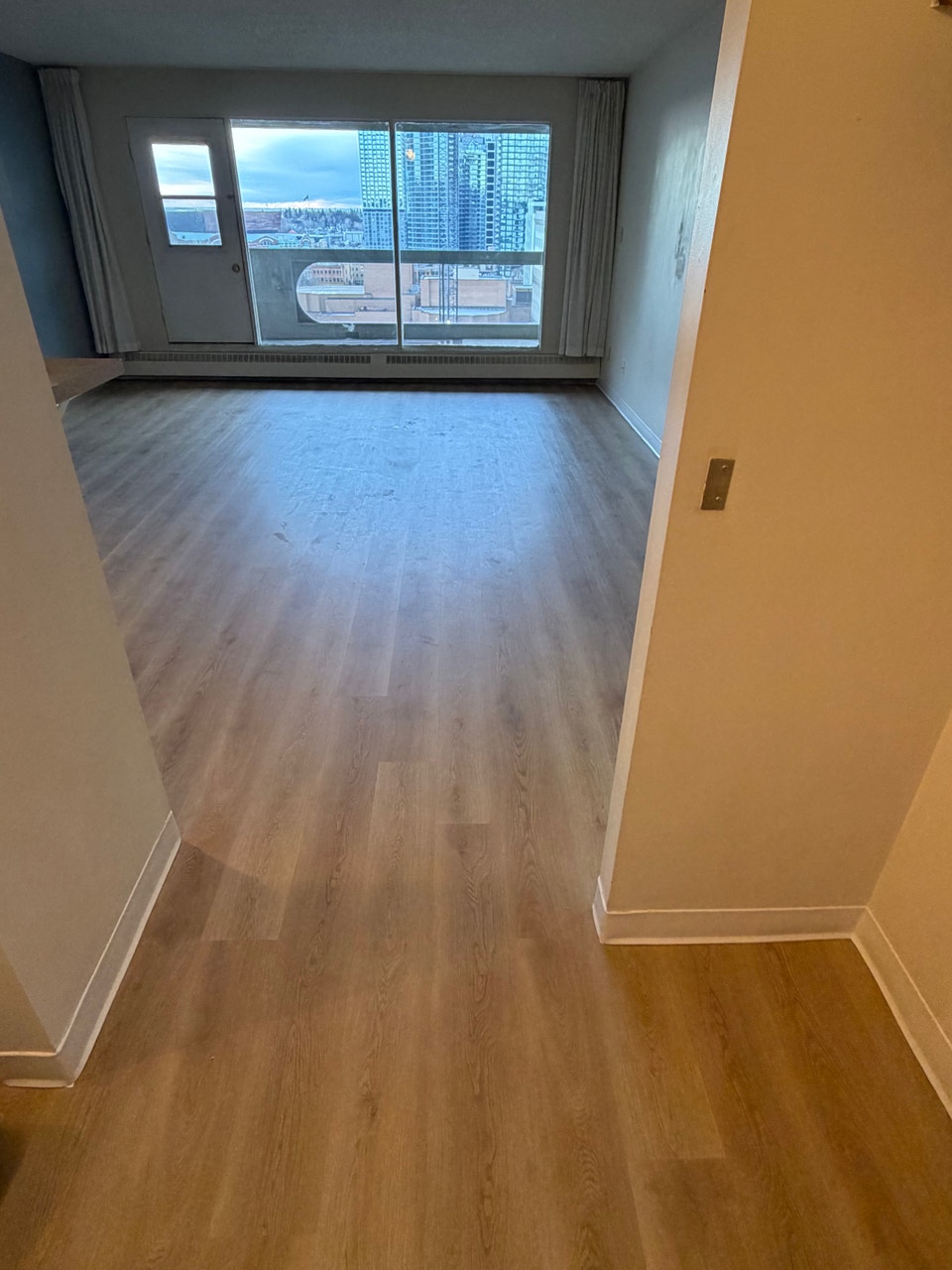 Huge Downtown Corner Unit + Massive Balcony & Views! (1BR + Den) 4
