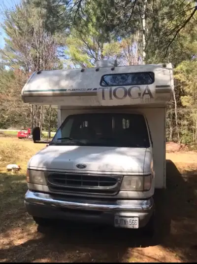 6.8L Triton V10. Km 197406 Tons of life left for motor! Tri power fridge On board generator 4000w on...