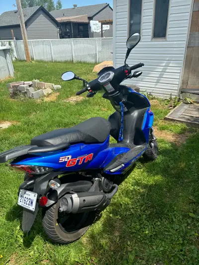 Scooter Adly gta 2023 acheté en en 2024 3100 km encore neuf