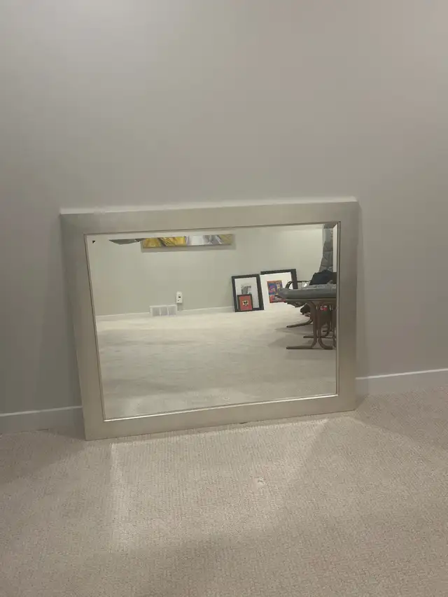Silver trimmed Mirror in Home Décor & Accents in Saskatoon - Image 5