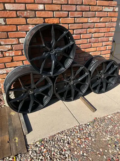 For sale 22” rims, bolt pattern 5 on 127mm, fits Grande Cherokee, Durango, Wrangler, Twn.& Cntry. Ca...