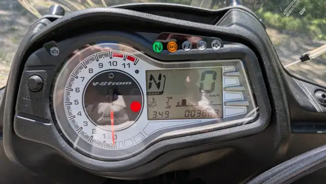 Suzuki V-Strom 650cc adventure motorcycle with cases, mint condi in Street, Cruisers & Choppers in Timmins - Image 5