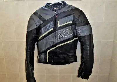 AGV Sport Atom Leather Motorcycle Jacket (LIKE NEW) excellent condition Jacket. Size 50. like small...