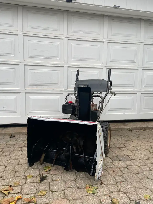 White Outdoor 10 HP / 28" 2-Stage Heavy-Duty Snowblower in Snowblowers in Mississauga / Peel Region - Image 3