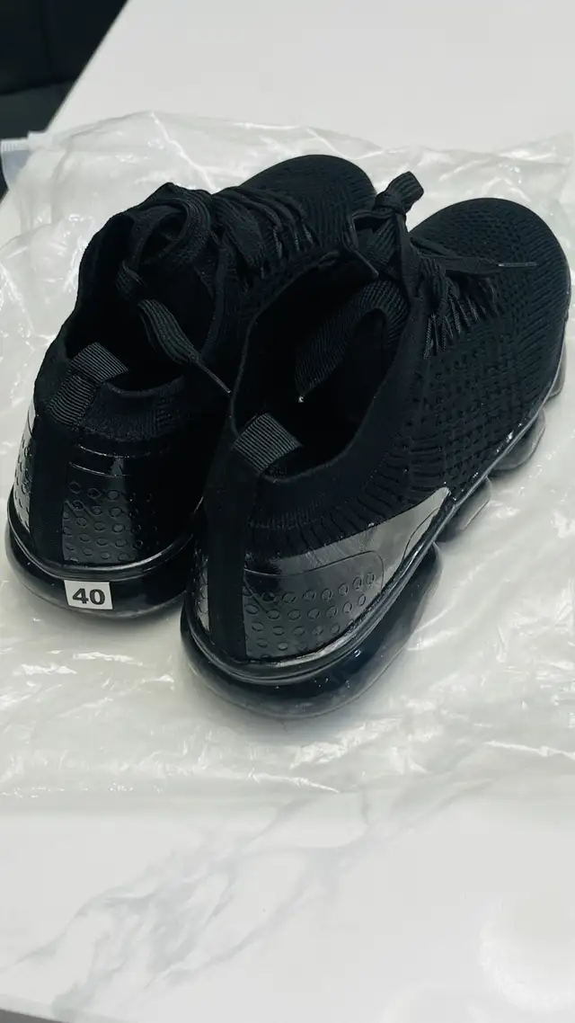 Unisex-Black Shoes-Size 7/8 in Men's Shoes in Mississauga / Peel Region - Image 3
