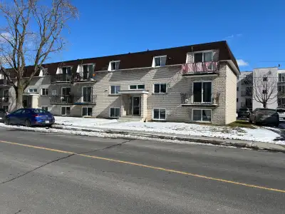 Joli 4 1/2 pres des services, ecole secondaire, cegep, arret d autobus,entree laveuse et secheuse