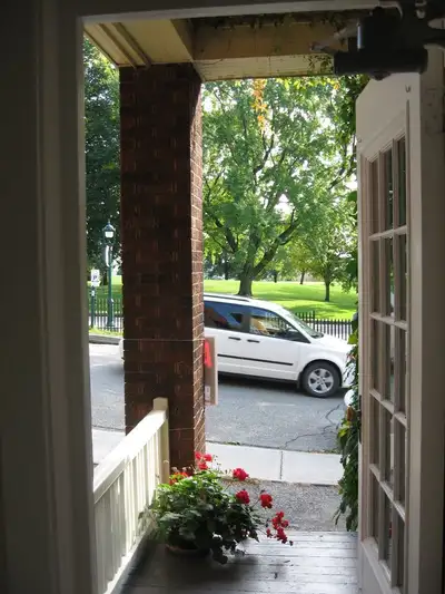 1 mois gratuit. DISPONIBLE dès maintenant! 3 1/2 plus espace bureau, situé directement face aux Plai...