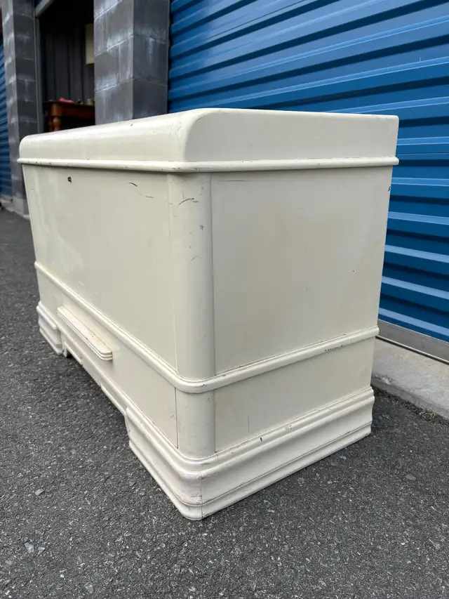 Cedar Trunk in Dressers & Wardrobes in Peterborough - Image 10