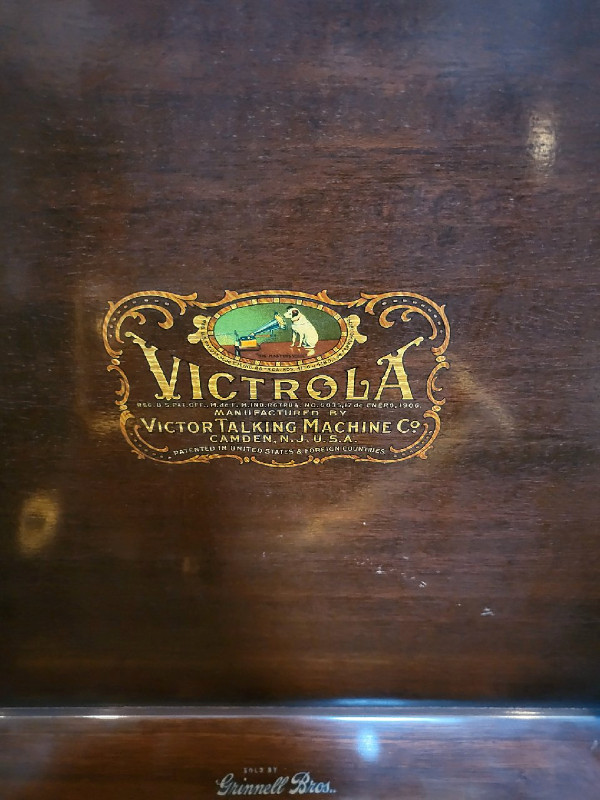 Victrola -Victor Talking Machine in Arts & Collectibles in Guelph