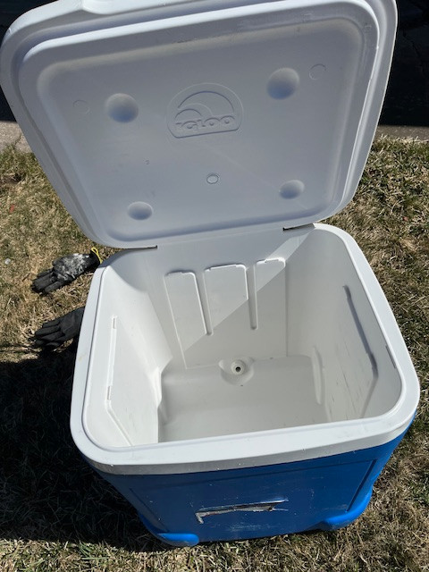 IGLOO LARGE CAMPING COOLER  ON WHEELS in Fishing, Camping & Outdoors in Sault Ste. Marie - Image 2