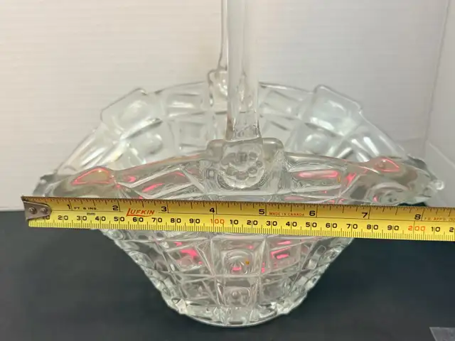 Vintage Glass Basket in Home Décor & Accents in Strathcona County - Image 2
