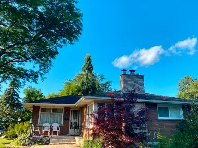 Female Room near Brock and Pen Center for Rent (main floor)