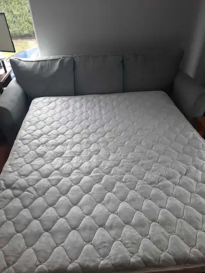 Divan lit gris utilisé depuis 2 ans. Payé 3 000$ chez Tanguay. Encore en bon état. Se transforme en...
