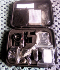 Camera, Attachments and Case / Caméra, Accessoires et Étui