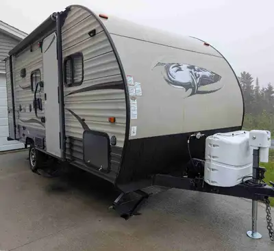 21' travel trailer with bunks that sleeps 5. Dry weight 3000lbs. Hitch size 2" Other features includ...