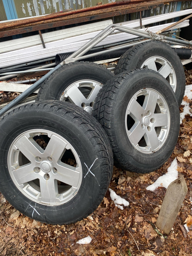 4 jantes mag étaient sur Jeep Rangler dans Pneus et jantes  à Saint-Hyacinthe - Image 2