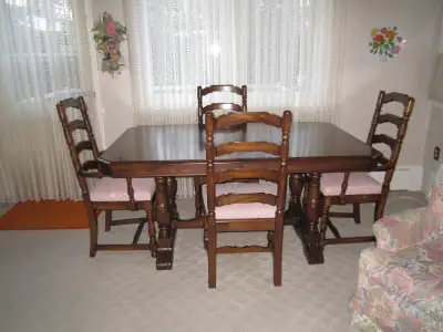 Table salle à manger en bois et 4 chaises, View more