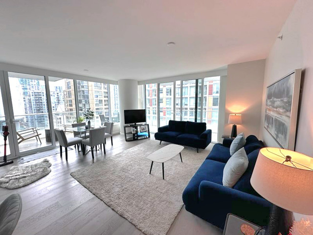 Modern 2 bed, 2 bath + office furnished apartment-Beach District in Long Term Rentals in Downtown-West End