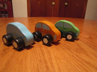 3 autos colorées pour bébé en bois