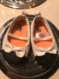 Baby Shoes 3-6 months Carters $5