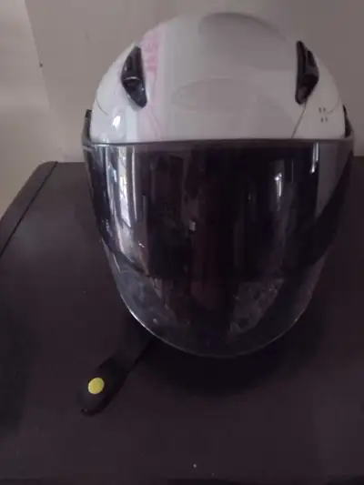 This is an Axxis motorcycle helmet in very good condition, as you can see in the pictures. It featur...