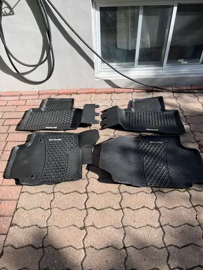 Sont des tapis d’hiver d’origine Toyota RV4 neuf,très robuste de qualité industrielle Toyota , prix...