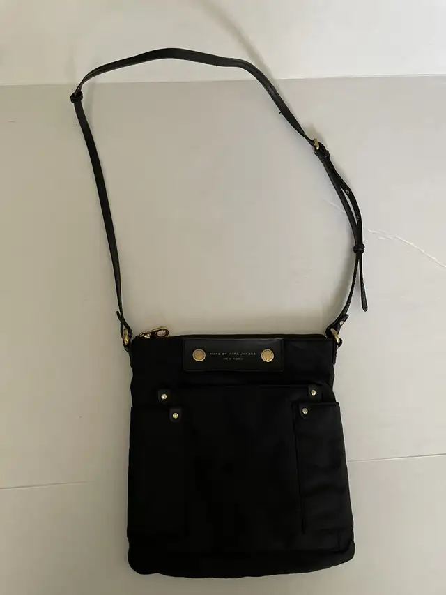 Marc Jacobs Cross Body Bag is in Women's - Bags & Wallets in Mississauga / Peel Region - Image 3