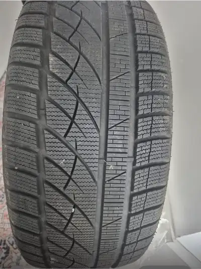 4 pneus d’hiver Momo SUV Pole W-4 235/55R17 XL 103H – état comme neuf À vendre : ensemble de 4 pneus...