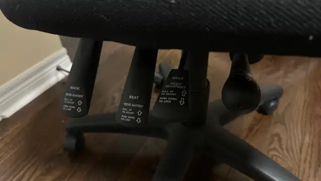 Big, sturdy office chair  in Chairs & Recliners in Markham / York Region - Image 3