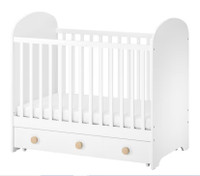 Lit de bébé blanc de marque Ikea avec 3 tiroirs, matelas inclus