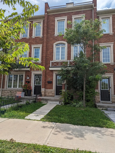 Beautiful 3 bdrm, 2.5 bath Townhouse in sought after Oakdale Village neighborhood! Main floor: Open...