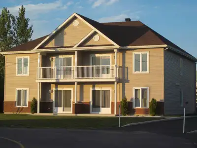 À Saint-Léonard-d’Aston, 357, rue Alie • Grand 5 1/2, style condo (situé à l’étage)• Air climatisé •...