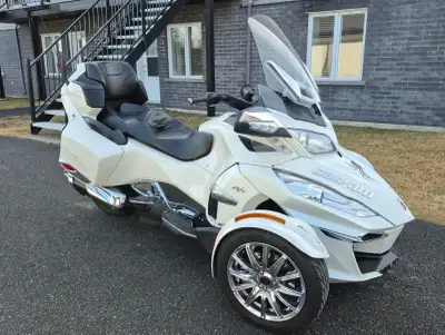 Spyder RT limited 2015 semi automatique moteur 1330 cc un seul propriétaire 58000 km aucune égratign...