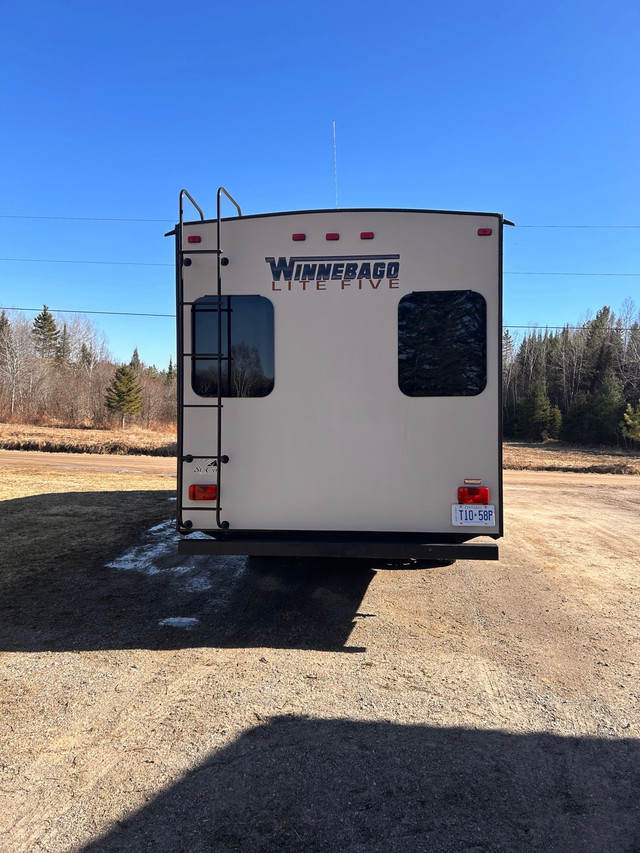 2014 winnebago fifth wheel  in Travel Trailers & Campers in Petawawa - Image 3