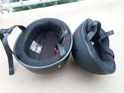 Casques "demi" à vendre. 1x adulte "XXL" 1x enfant "S" Ils sont pratiquement neufs: l'un a été porté...