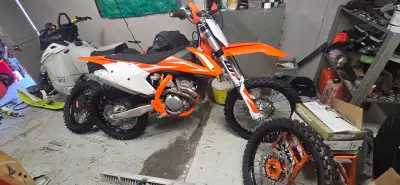 Sell ktm350 sxf 2018 9 hours on bike open to offers . I have new factory rims unused to sell with bi...