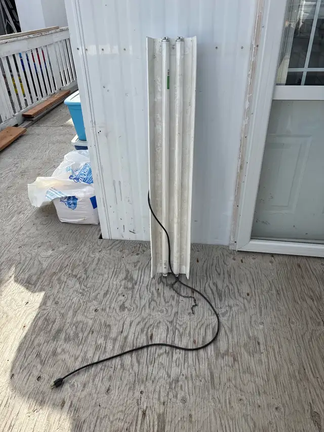 4 foot fluorescent light in Indoor Lighting & Fans in Whitehorse - Image 2