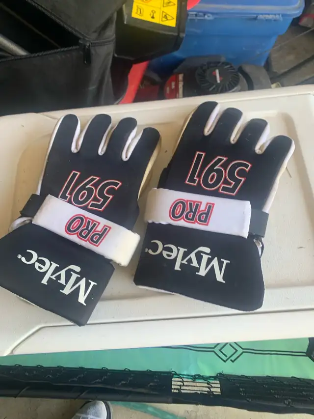 Mylec mens ball hockey gloves 2 pairs in Hockey in St. Catharines - Image 3