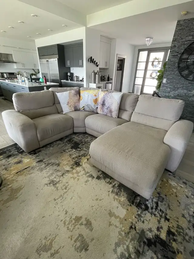Sectional couch in Couches & Futons in Kamloops - Image 3