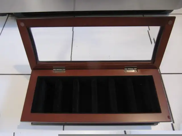 Classic Bombay Model 714 Solid Wood Jewellry/Watch Box Circ 2009 in Jewellery & Watches in Mississauga / Peel Region - Image 3