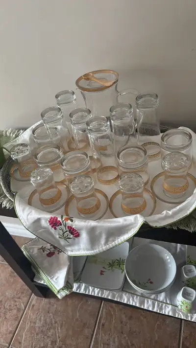 plateau en argent , des verres et pichet, View more