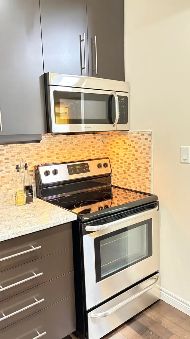 Sleek Frigidaire Stainless Steel Kitchen Set - Range & Microwave in Stoves, Ovens & Ranges in Hamilton - Image 4