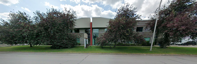 Le local offre les caractéristiques suivantes : • Superficie : 2 400 pi.ca (incluant mezzanine) • Em...