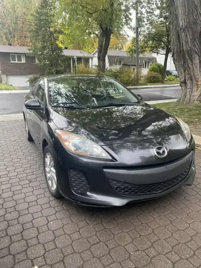 Mazda 3 skyactive boite de vitesse à 6 rapports. Très économique, une seule propriétaire, pneus d'ét...
