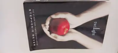 Auteur : Stephenie Meyer État : bon, propre, sans odeur 5 $