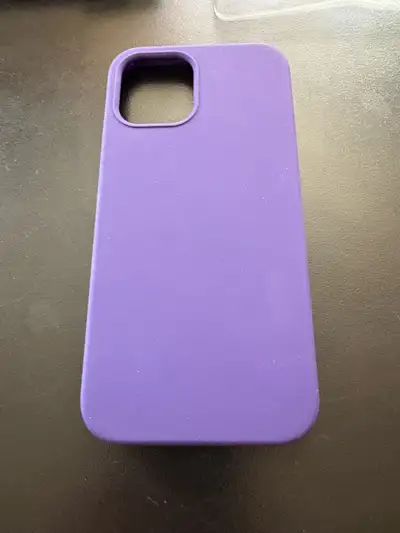 Cet étui ibiZ en silicone liquide pour iPhone 12 et 12 Pro est en excellent état, ayant été très peu...