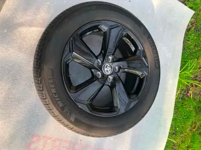 Hello there, Presenting for sale a set of four 4 Toyota RAV4 or Toyota Venza 225/60R18 Michelin Prim...