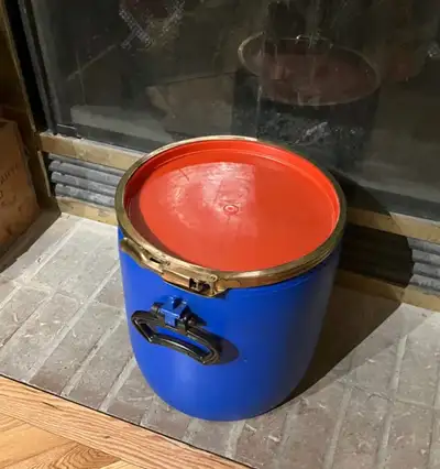 A 23 L, blue plastic, red lid, brass-coloured metal clamp: Canoe, Camping, Bear, Boat, Cottage, Ship...