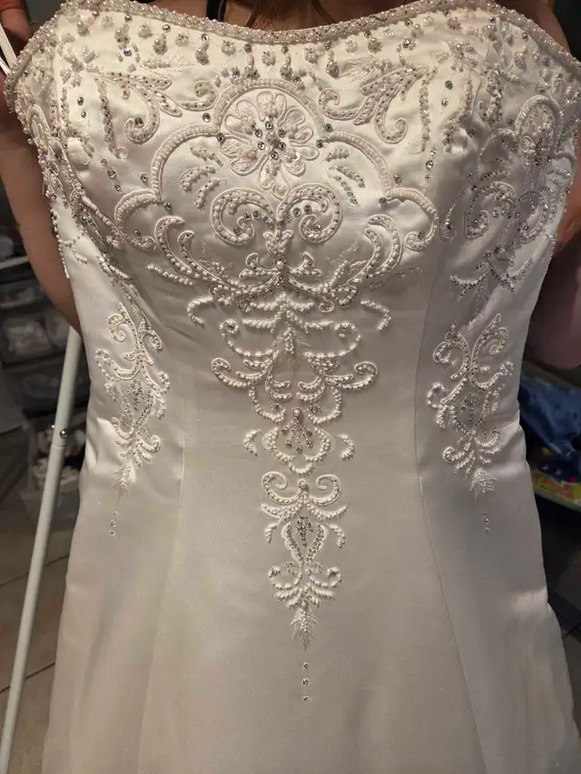 Stunning Beaded wedding dress in Wedding in Lethbridge - Image 4